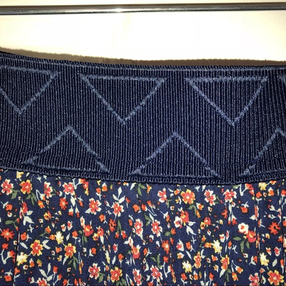 BNWT LuLaRoe Jill Skirt Size L Navy & Floral Print - Picture 4 of 8